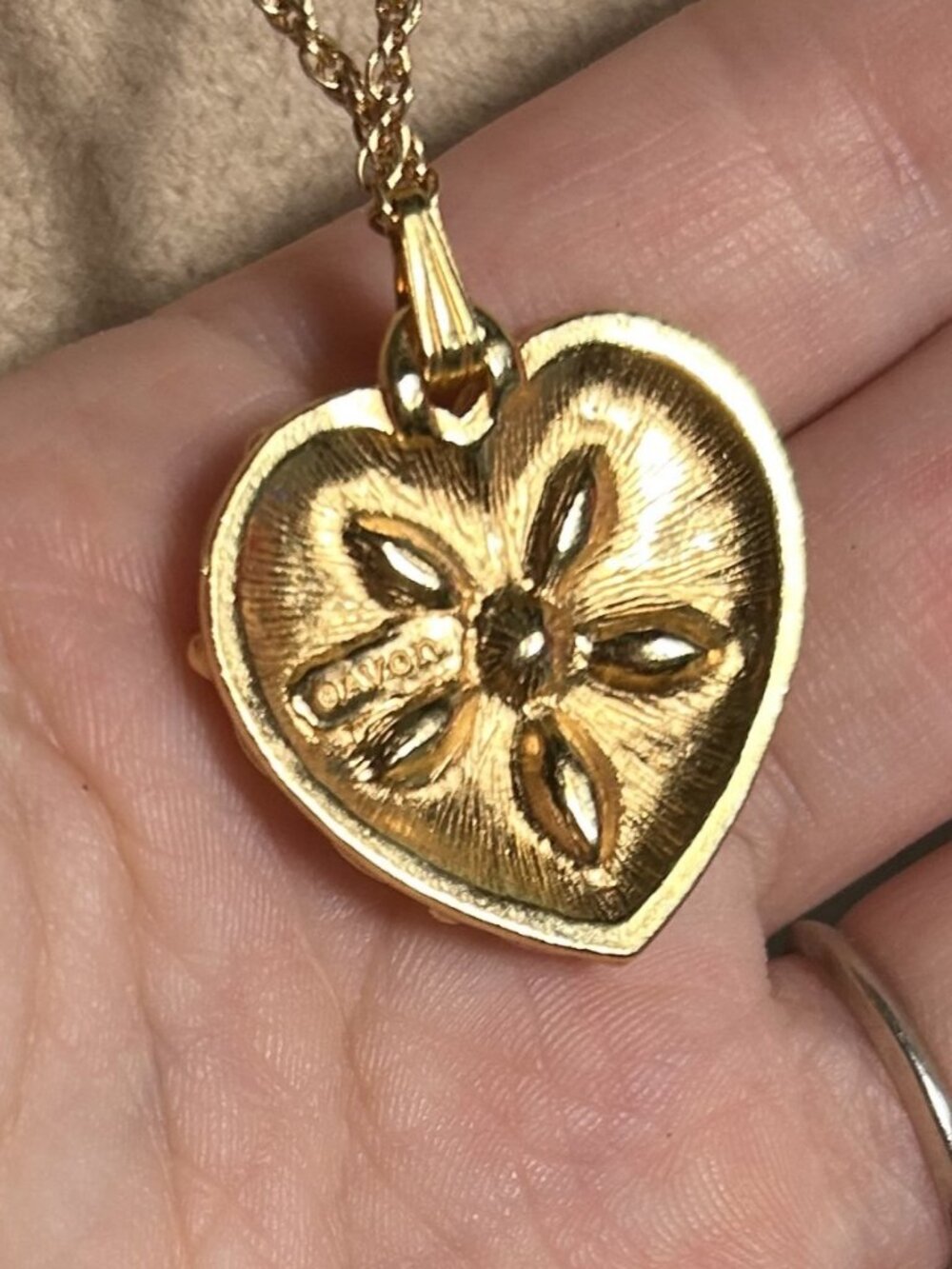 Vintage Avon Gold Tone Heart Pendant Necklace Red Rhinestone Floral Design - Picture 5 of 5